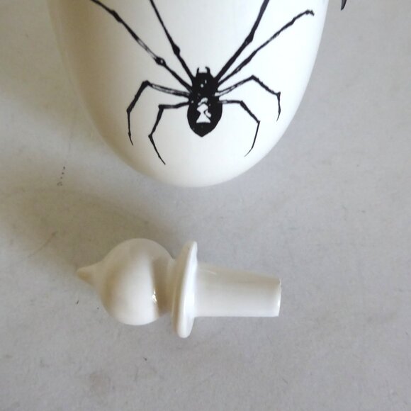 NEW CRADLE TO GRAVE CURIOSITIES HALLOWEEN APOTHECARY SPIDER VENOM BOTTLE - Picture 5 of 10